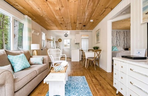 Sauble Beach Cottage | Renovated 3 Bedroom vacation cottage! 2 minute walk to the Beach! SummerBreeze
