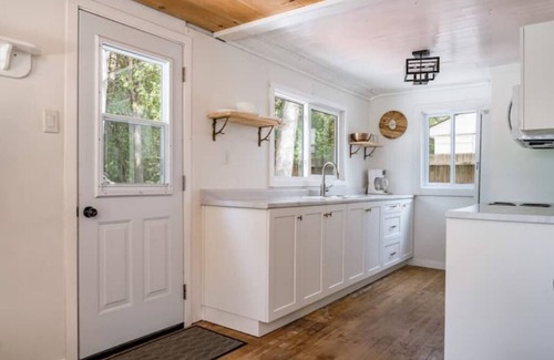 Sauble Beach Cottage | Renovated 3 Bedroom vacation cottage! 2 minute walk to the Beach! SummerBreeze