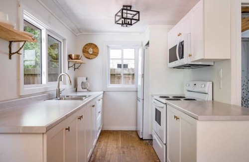 Sauble Beach Cottage | Renovated 3 Bedroom vacation cottage! 2 minute walk to the Beach! SummerBreeze