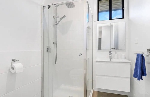 Shepparton House | Renovated 3BR near hospital with individual split systems throughout & Wifi.
