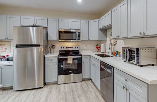 Del Mar Apartment | Renovated apartment with full kitchen, WIFI and close to beach