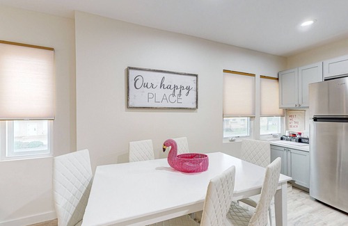 Del Mar Apartment | Renovated apartment with full kitchen, WIFI and close to beach