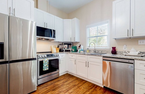 Dixon Park House | Renovated bungalow with central AC, W/D, & modern kitchen, Free Wifi