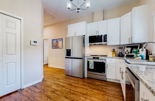 Dixon Park House | Renovated bungalow with central AC, W/D, & modern kitchen, Free Wifi