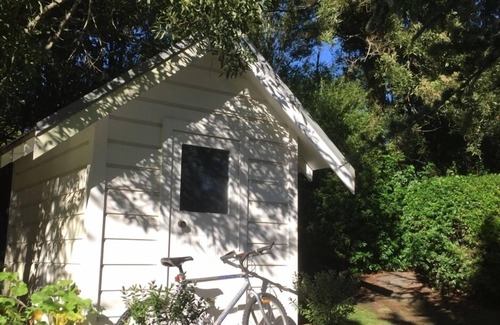 Havelock North Cottage | Renovated bushman's cottage in beautiful garden.