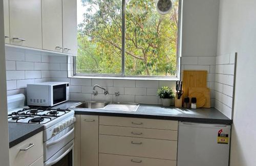 St. Kilda East Apartment | Renovated Cosy Stay Near CBD & StKilda with Pool & Sauna