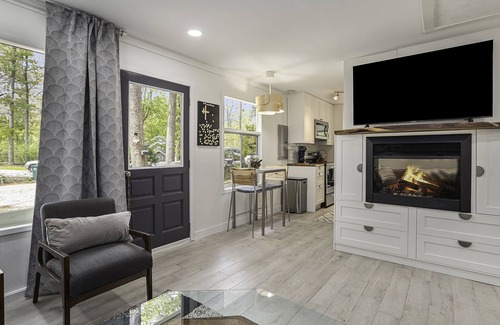 New Buffalo House | Renovated Cottage- Hot Tub, Close To Private Association Beach & EV Charger