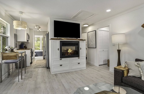 New Buffalo House | Renovated Cottage- Hot Tub, Close To Private Association Beach & EV Charger