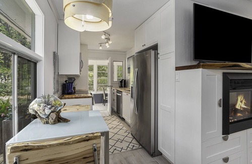 New Buffalo House | Renovated Cottage- Hot Tub, Close To Private Association Beach & EV Charger