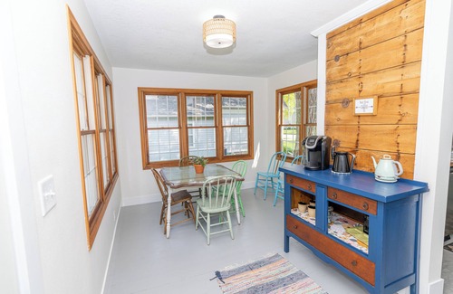 Winterset Cottage | Renovated Cottage on Court: 3 blocks to historic downtown square