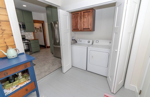 Winterset Cottage | Renovated Cottage on Court: 3 blocks to historic downtown square