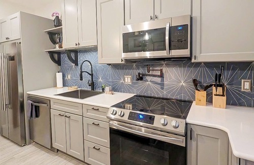 Rockland Apartment | Renovated, dog-friendly apartment with office & fireplace - right in town