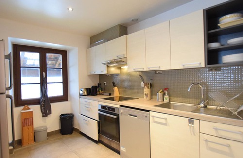 Lugrin House | Renovated house 4 bedrooms, garden, parking, WiFi, pet-friendly