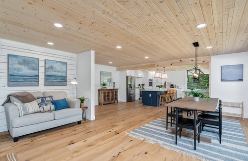 Cloverdale House | Renovated Lake House, Private Sandy Beach, Hot Tub, Pool Table, Fire-Pit, Fishing, One Mile to Ocean
