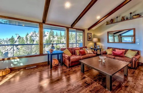 Upper Kingsbury House | Renovated Luxury Lake View Home - new decor/hot tub/pool table/central location