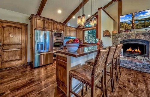 Upper Kingsbury House | Renovated Luxury Lake View Home - new decor/hot tub/pool table/central location
