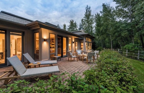 Sun Valley House | Renovated, refined, immaculate single-story mountain home 2 miles south of Baldy