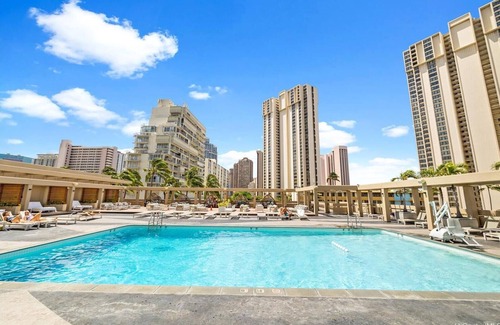 Ala Moana Condo | Renovated, Stunning Views Condo Hotel 1711