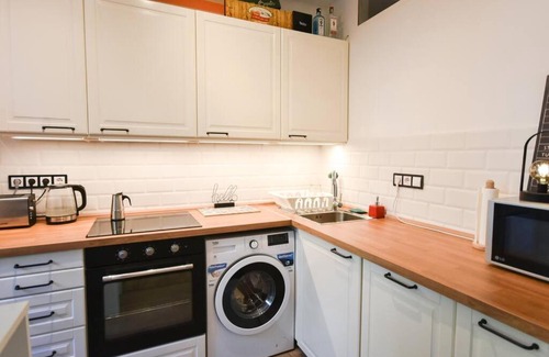 Castle Hill Apartment | Renovated Stylish Flat at the Castle&Metro