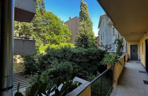 Castle Hill Apartment | Renovated Stylish Flat at the Castle&Metro