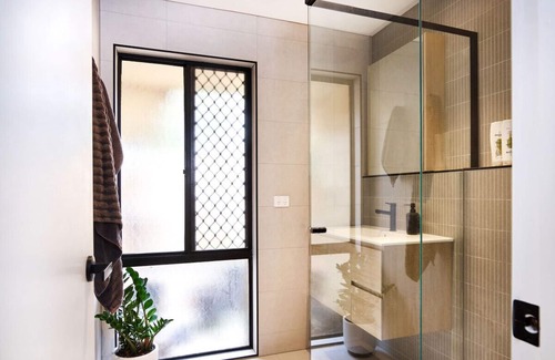 Benowa House | Renovated townhouse 1 bedroom