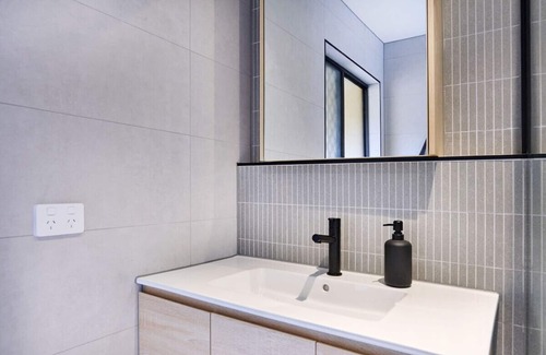 Benowa House | Renovated townhouse 1 bedroom
