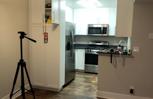 Calabasas Apartment | Rent room with DOOR LOCK in 2bed/2bath Calabasas w Pool,Jacuzzi,Gym,Tennis Court