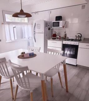 San Martin de los Andes Apartment | Rentahouse-smandes Casa con arroyo