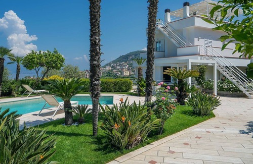 Seiano Villa | Rentals in Italy - Villa Anfora with private pool, garden and private parking area