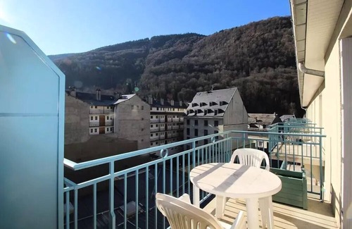Bagneres-de-Luchon Apartment | Residence Hotel De France - LUCHON CENTRE -2 PIECES CABINE - GRAND BALCON SOUTH - PARKING