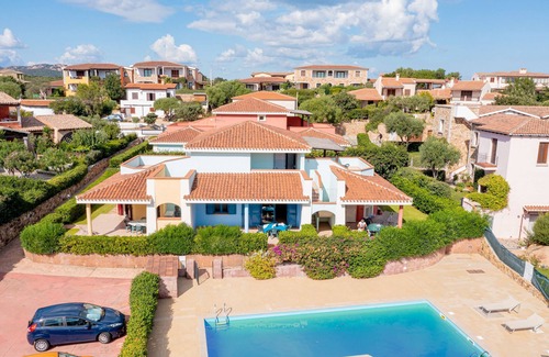 Monte Petrosu Apartment | Residence with pool in Cala Girgolu