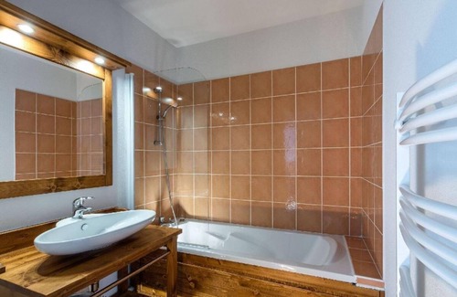 Abries Apartment | Resort center, fitness, swimming pool, parking, tv, ski locker, 50m², Abriès