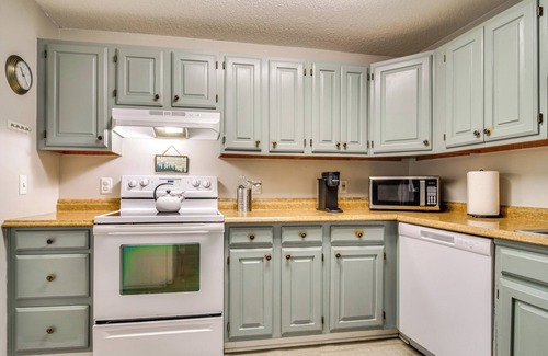 Bartlett Condo | Resort Condo w/Loft: 1 Mi to Attitash Mountain!