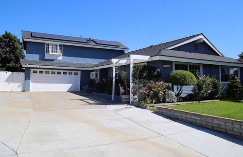 Fountain Valley House | Resort heated pool home centrally located near beach & Disneyland