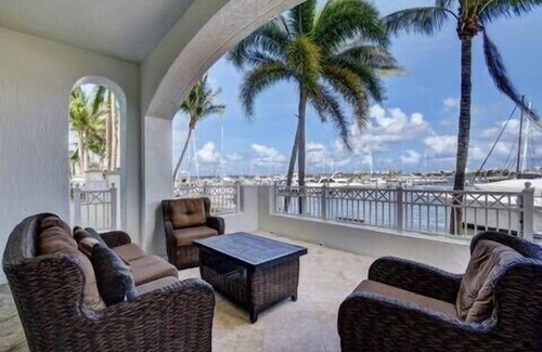 East Ocean Ave Condo | Resort living