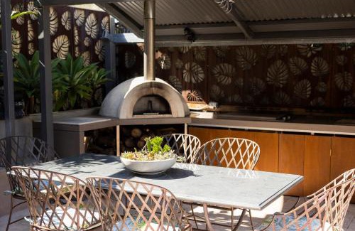 Maroubra House | Resort Style home close to the Beach with Pool, Sauna and Pizza Oven