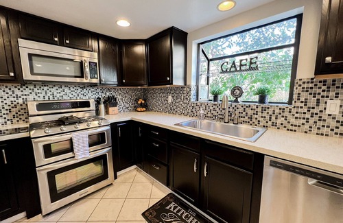 Woodland Hills House | Resort style living in spacious modern townhome in Woodland Hills