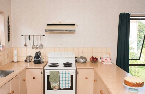 Raglan Cottage | Rest & Relax - Raglan Holiday Home