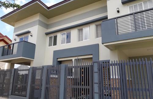 Baguio House | Restful 3BR Hillside Duplex House