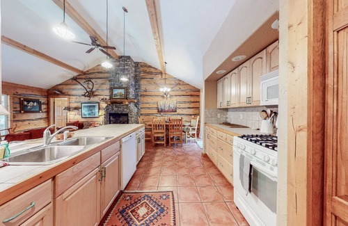San Juan River Village House | Restful retreat with stunning views, WiFi, furnished deck & jetted tub