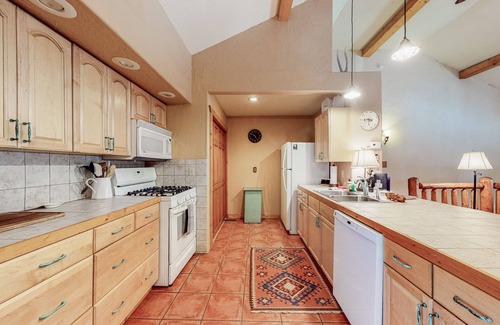 San Juan River Village House | Restful retreat with stunning views, WiFi, furnished deck & jetted tub