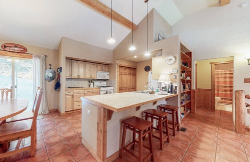 San Juan River Village House | Restful retreat with stunning views, WiFi, furnished deck & jetted tub