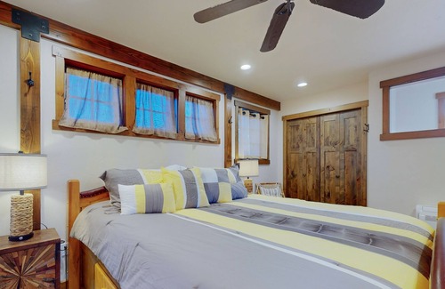 Cle Elum Cabin | Restful rustic with scenic outdoor area, fireplace, & washer/dryer