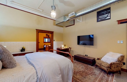 Nob Hill House | Restored, dog-friendly, historical landmark with pool table & prime location