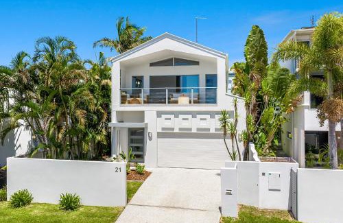 Alexandra Headland House | Retreat in the Heart of Alex - 3BR sleeps 11, Pool