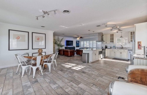 Orlando House | Retreat | Lake Hot Tub Paddle Boards Speakeasy