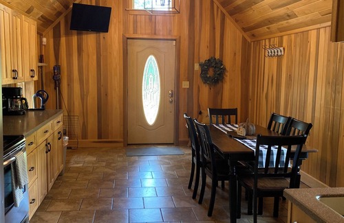 Laurelville Cabin | Retreat on the Ridge in Hocking Hills-Beautiful cabin 5 miles to Rock House