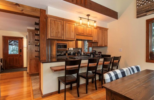 Ludlow House | Retreat to the mountains! Near waterfalls, golf, adventure park, hiking trails and more!