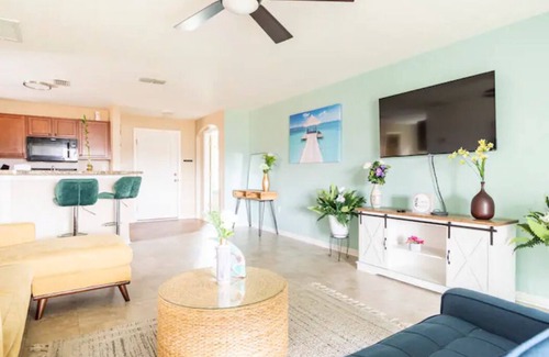Tavares House | Retreat with bike access/full kitchen/Fence yard/board games/mins from Orlando