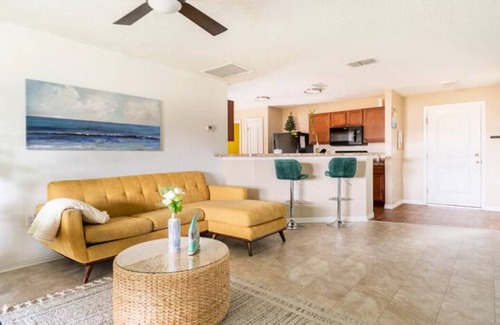 Tavares House | Retreat with bike access/full kitchen/Fence yard/board games/mins from Orlando
